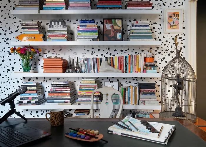 Cats And Antiques In Private *